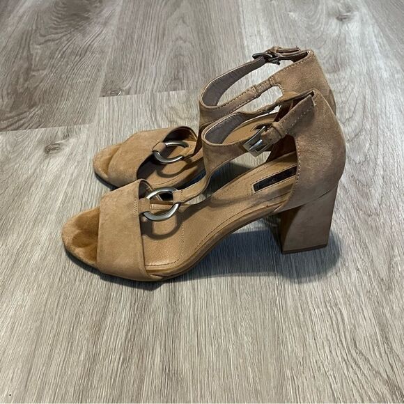 Women's Tahari Norma Tan Suede Heels with Gold Ring - Picture 8 of 9